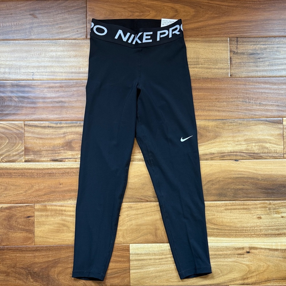NWT Nike Pro Tight Fit Mid Rise Crop Length in Black size XS